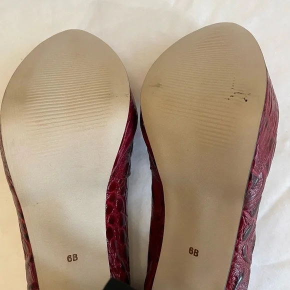 Talbots burgundy faux snakeskin 4 inch platform heels size 6 - Picture 8 of 9